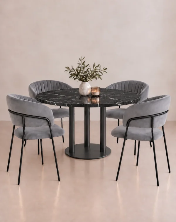 table et chaises en velours avec accoudoirs