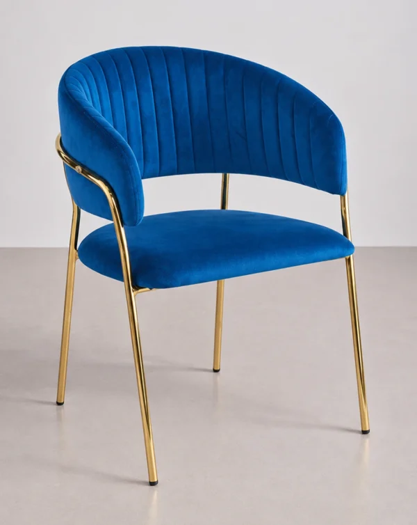 Chaise en velours gris aux pieds dorés