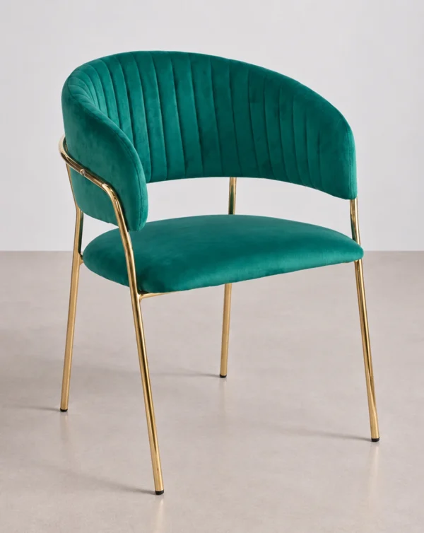 Chaise en velours vert aux pieds dorés