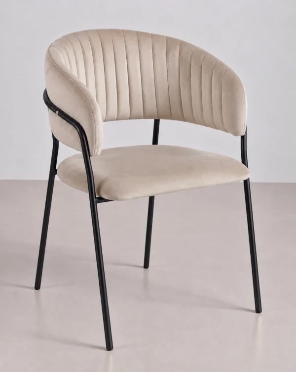 Chaise en velours avec pieds noirs