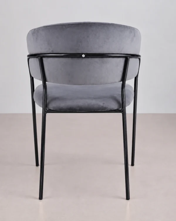 Fauteuil en velours gris avec accoudoirs