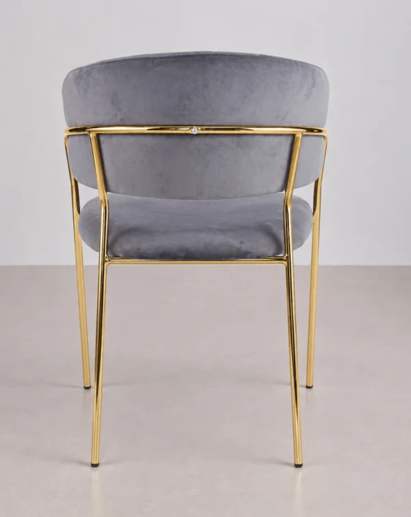 chaise en velours avec accoudoirs