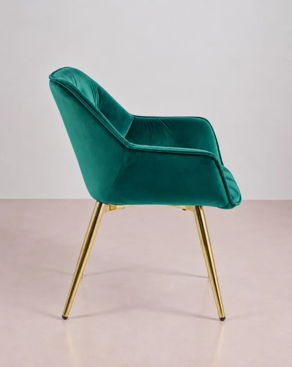 Chaise en velours gris avec des pieds métalliques