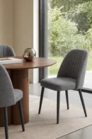silla acolchada gris de hogar