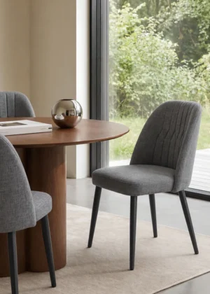 silla acolchada gris de hogar
