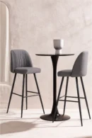 table et tabourets hauts d'intérieur