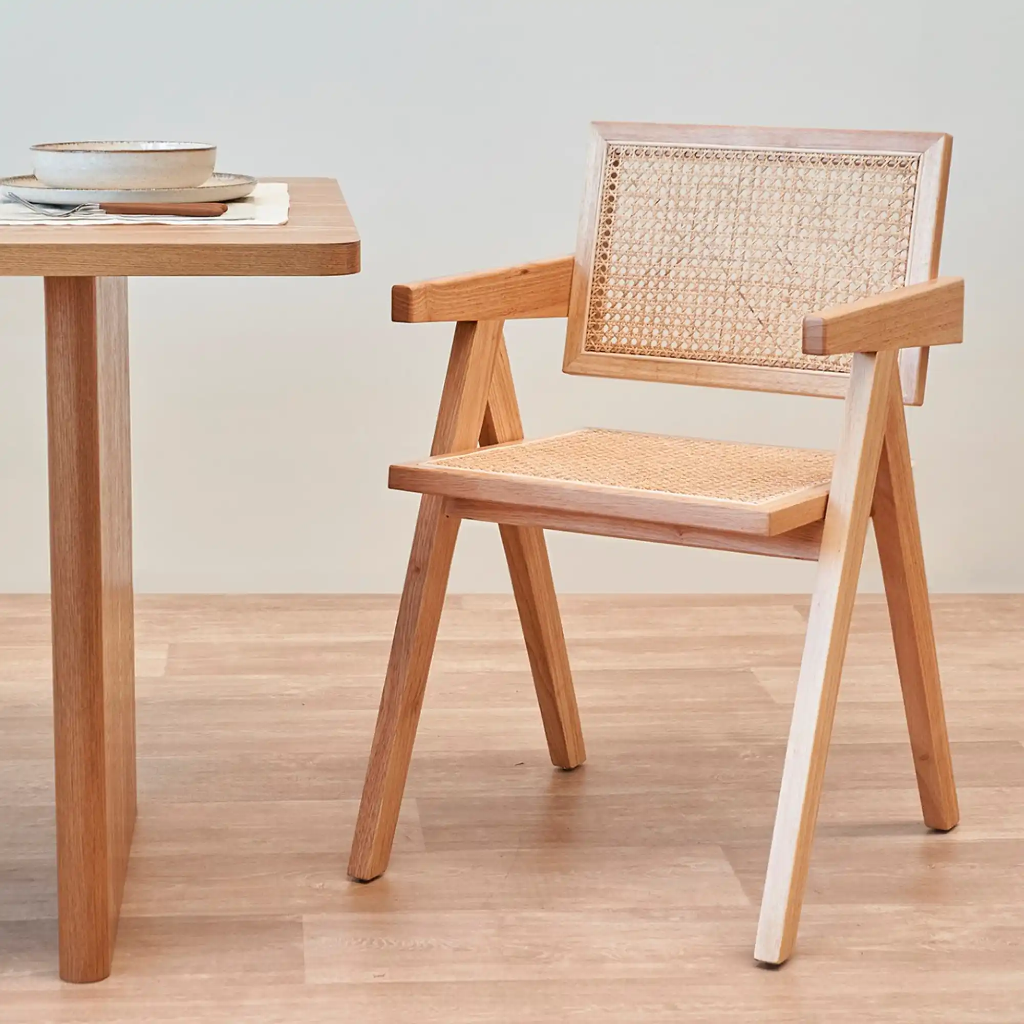 Silla Profesional de Madera y Ratán Oslo con Reposabrazos - Imagen 7