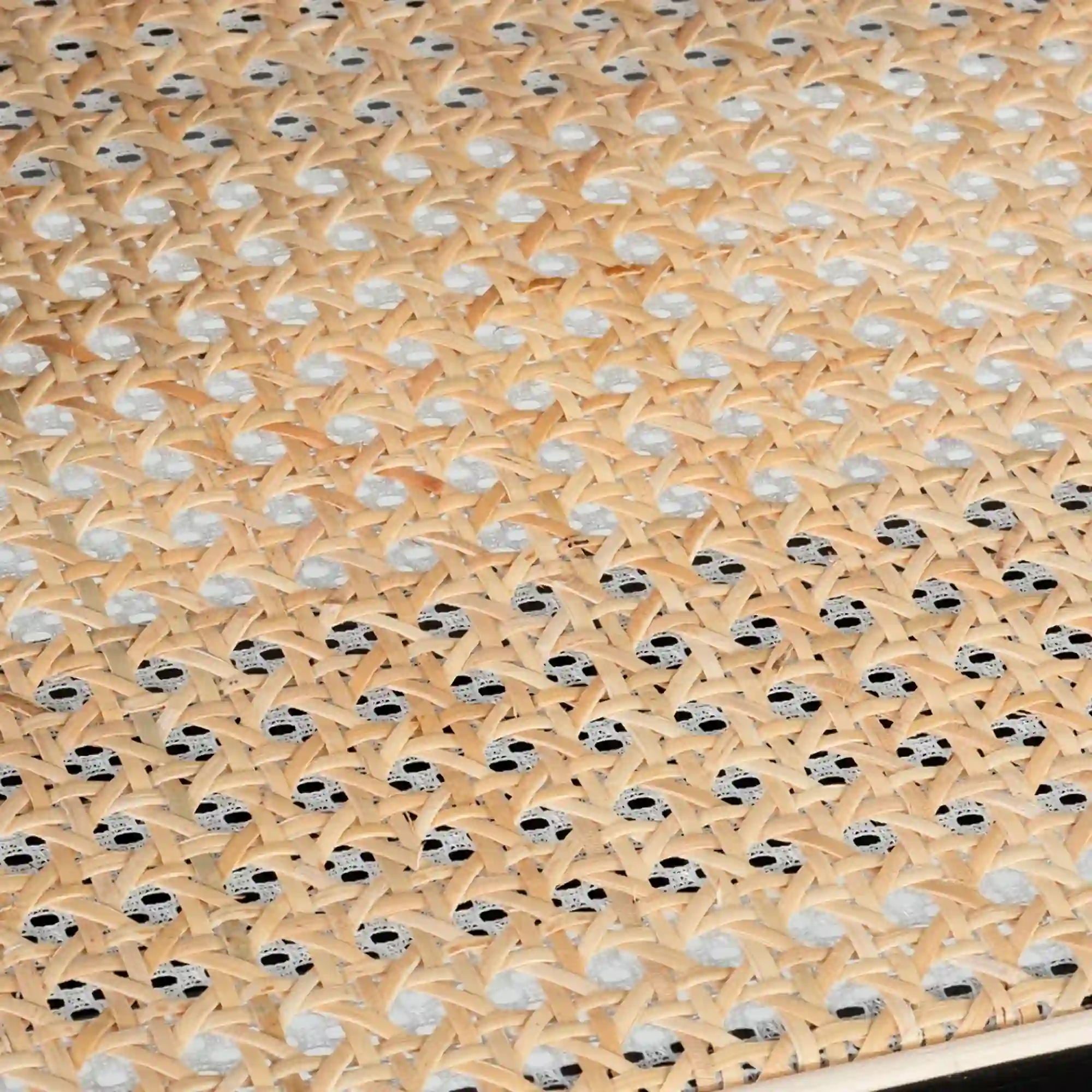 Silla Profesional de Madera y Ratán Oslo con Reposabrazos - Imagen 9