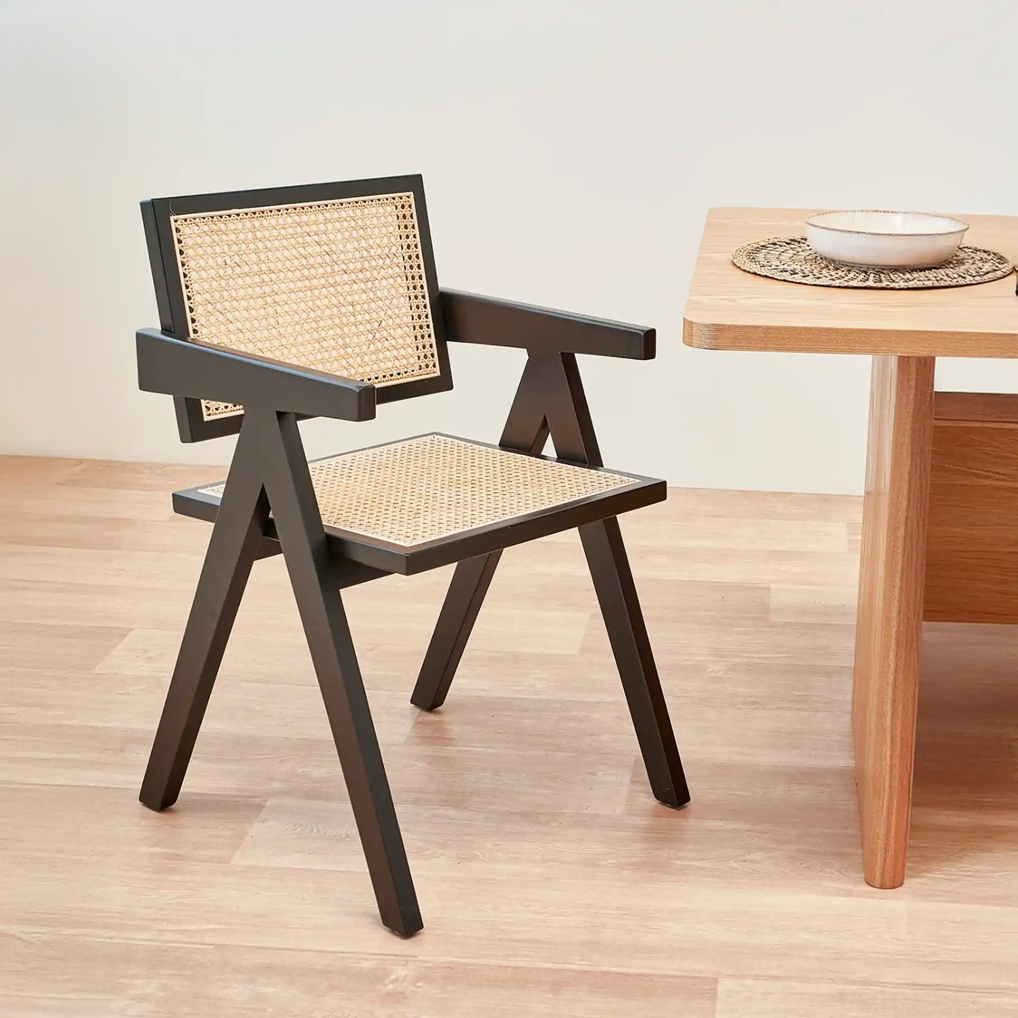 Silla Profesional de Madera y Ratán Oslo con Reposabrazos - Imagen 14