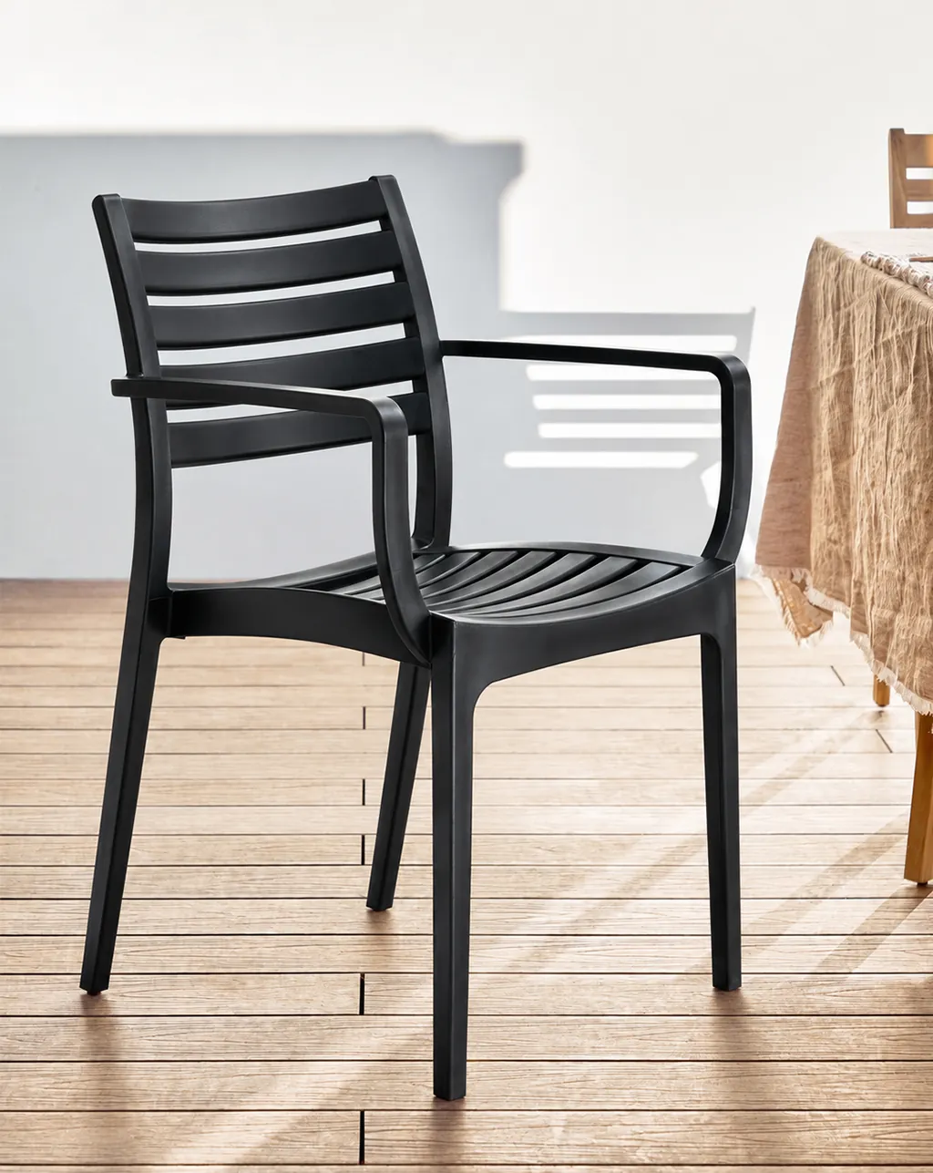 silla balcon apilable negra reposabrazos