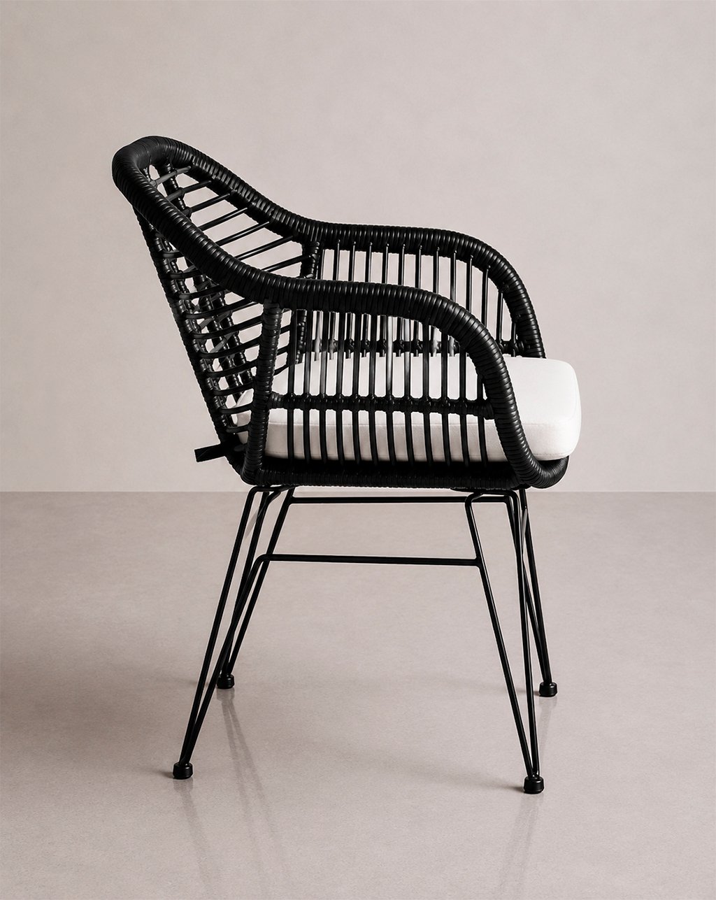silla terraza negra de ratan sintetico con cojin