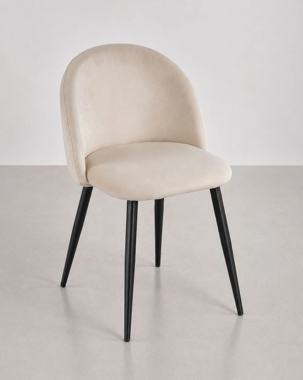 silla tapizada yumi beige patas negras
