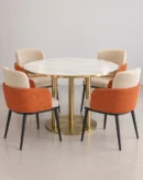 table ronde de café avec chaises rembourrées