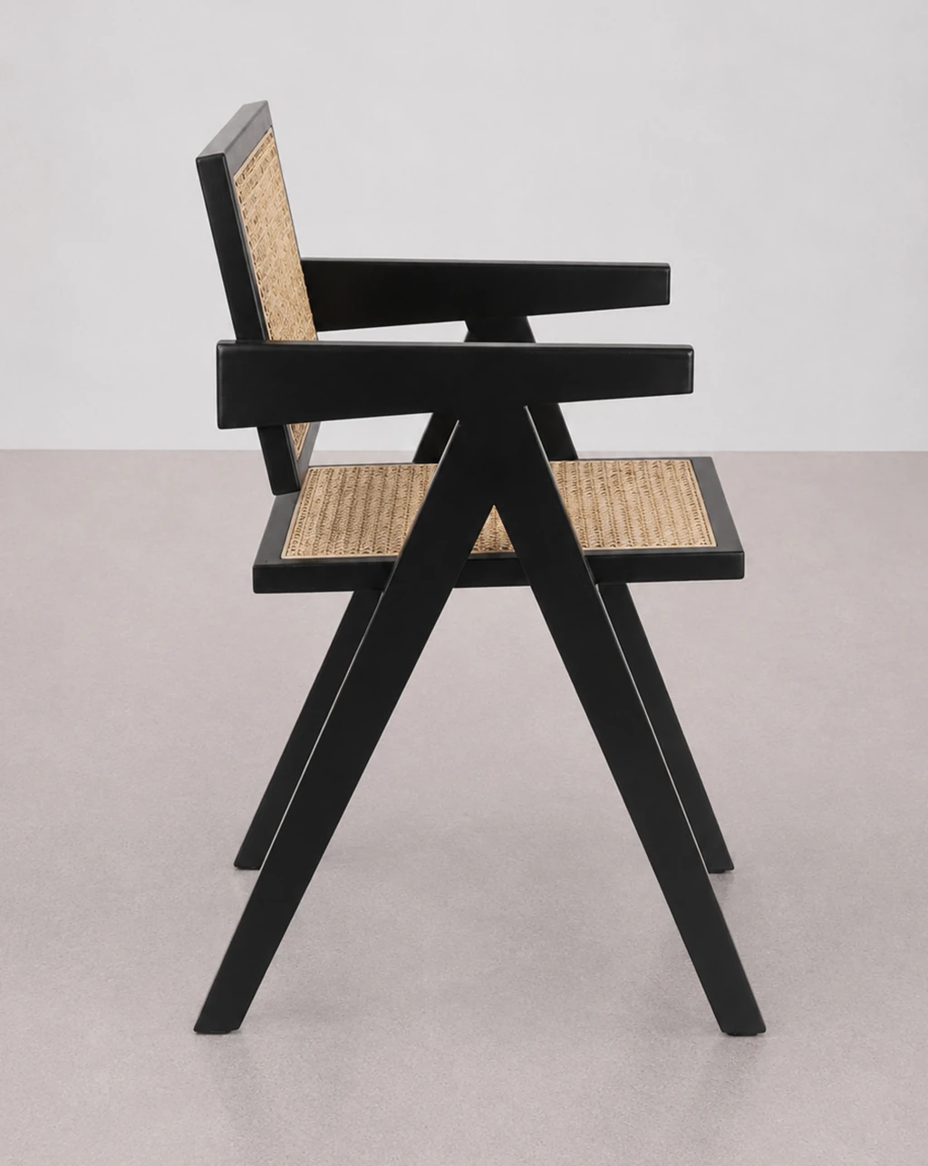 silla de madera con reposabrazos