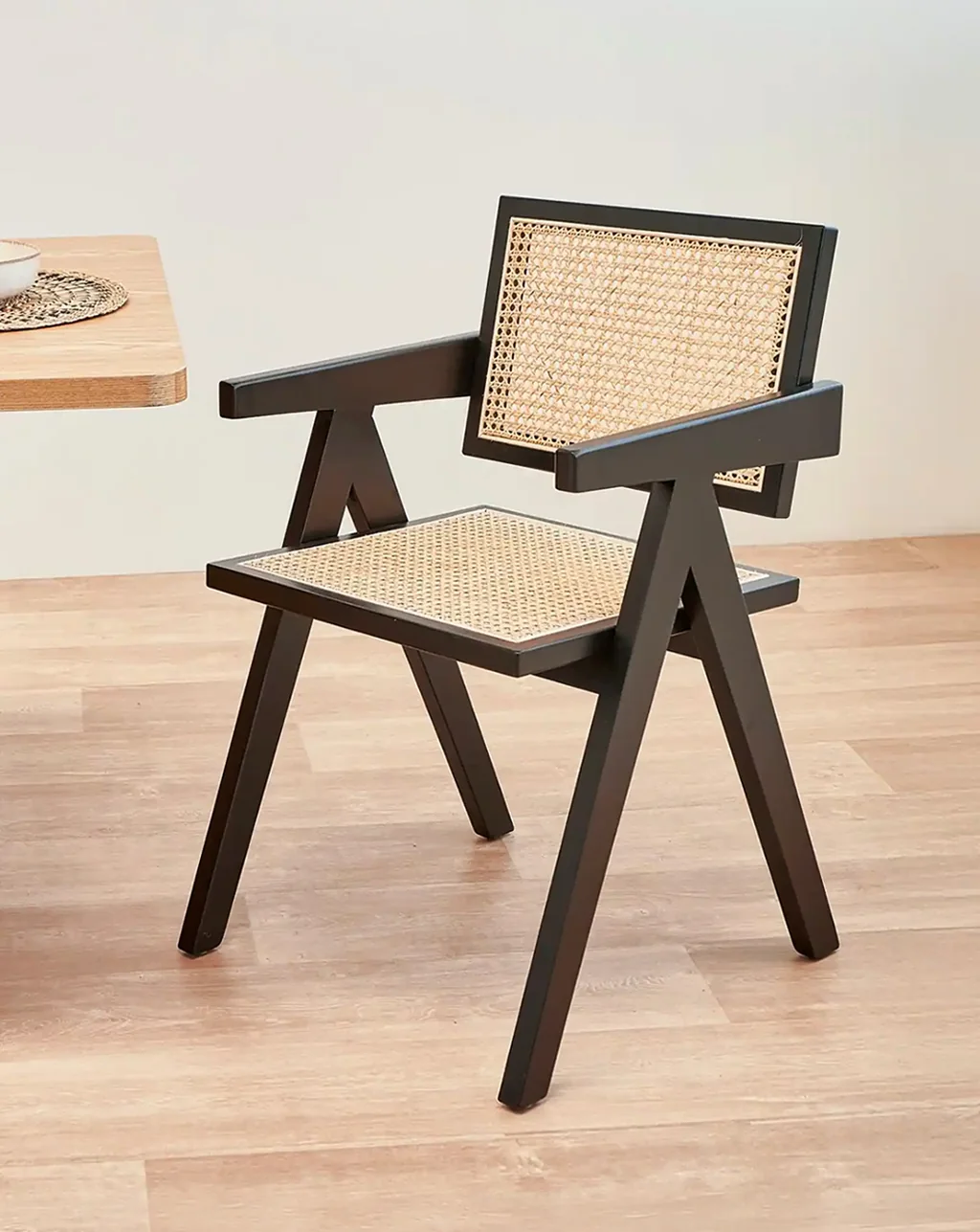 silla negra de comedor
