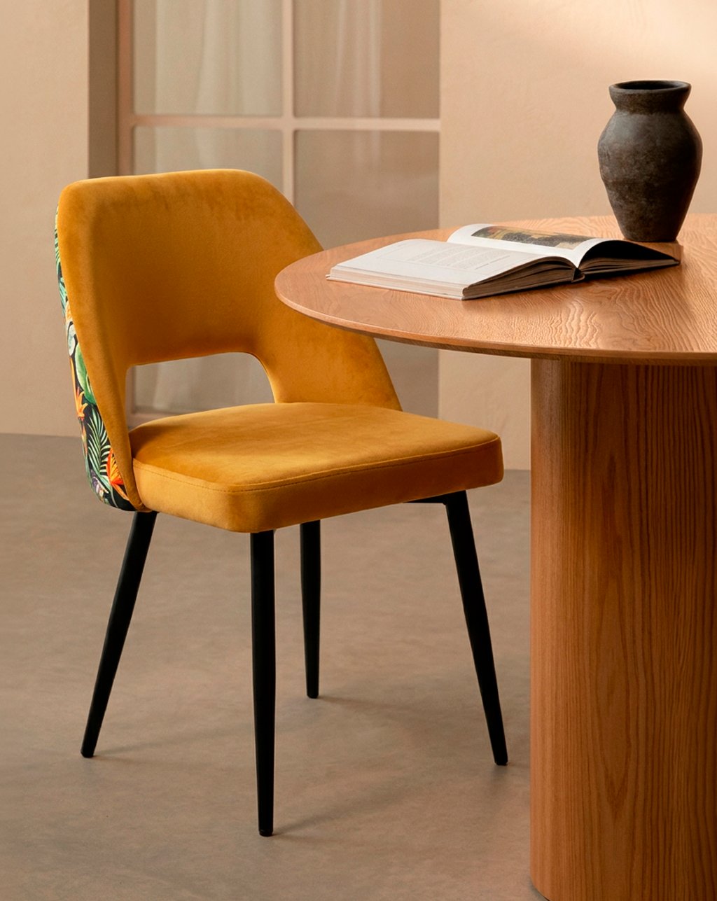 silla salon terciopelo mostaza floral