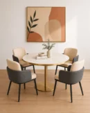 salle avec table pierre frittée marbre et or