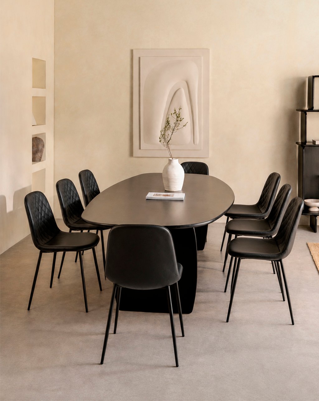 comedor con sillas acolchadas negras