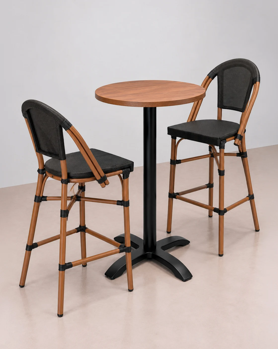 mesa y taburetes altos para bar