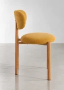 chaise rembourrée à pieds en bois