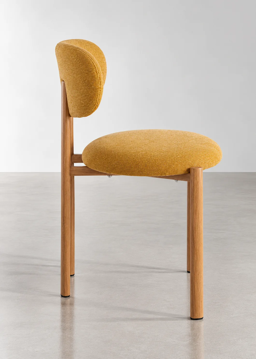 silla tapizada con patas de madera