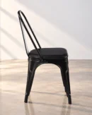 chaise métallique à assise noire