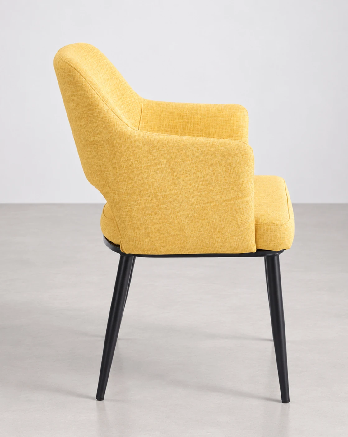 silla moderna tapizada con brazos